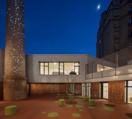 The childhood structure multi-host with a single storey. La Villa Vauvenargues, Pôle enfance avec structure multi-accueil (120 berceaux, accueil de familles fragilisées, crèche associative, crèche faimiale), 10 rue Vauvenargues 75018 PARIS. Tile Koramic Plate 301 17 x 27 Blanc Emaillé, 3 nuances.