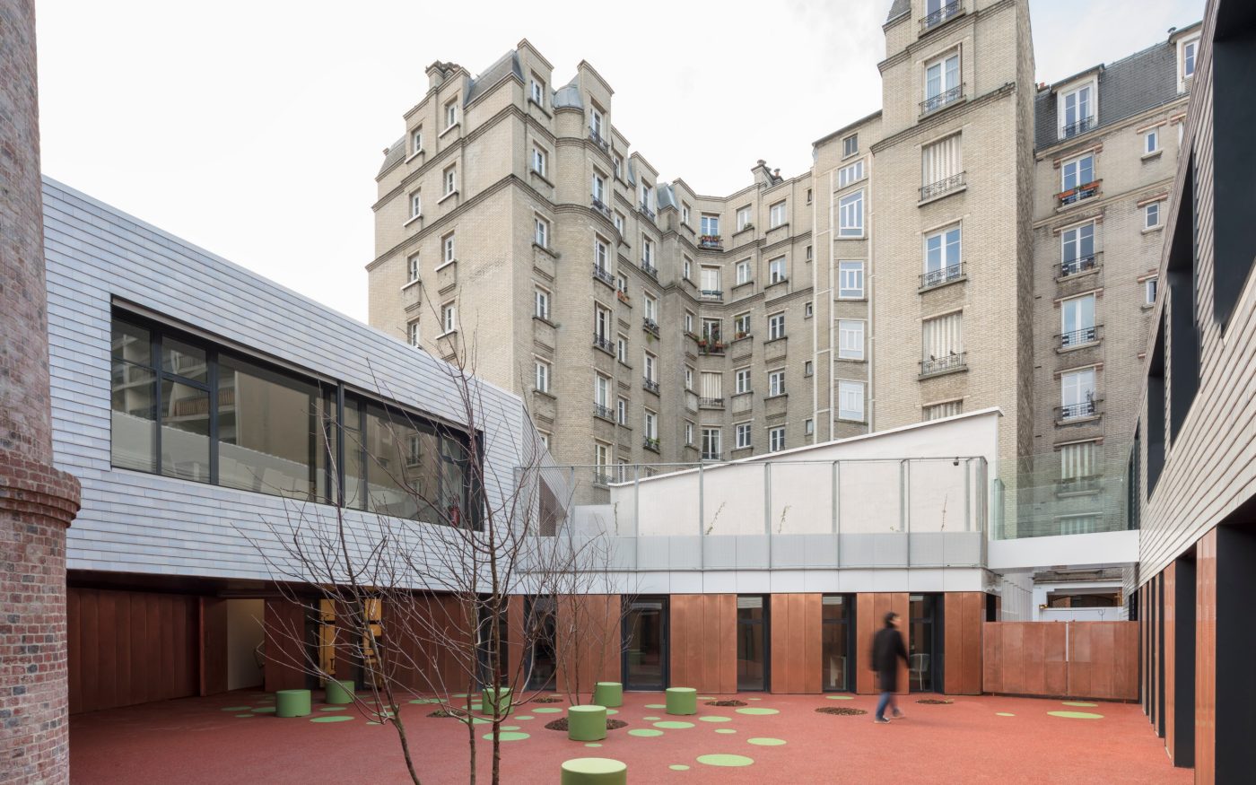 The childhood structure multi-host with a single storey. La Villa Vauvenargues, Pôle enfance avec structure multi-accueil (120 berceaux, accueil de familles fragilisées, crèche associative, crèche faimiale), 10 rue Vauvenargues 75018 PARIS. Tile Koramic Plate 301 17 x 27 Blanc Emaillé, 3 nuances.