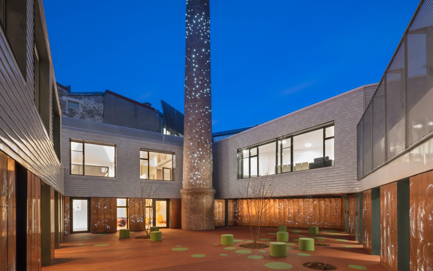 The childhood structure multi-host with a single storey. La Villa Vauvenargues, Pôle enfance avec structure multi-accueil (120 berceaux, accueil de familles fragilisées, crèche associative, crèche faimiale), 10 rue Vauvenargues 75018 PARIS. Tile Koramic Plate 301 17 x 27 Blanc Emaillé, 3 nuances.